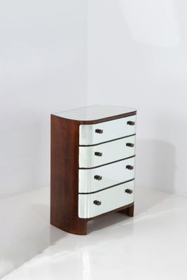 une commode blanche et marron posée sur un sol blanc