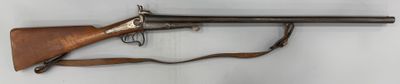 un vieux pistolet accroché au mur d'une pièce