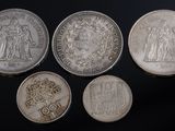 six pièces britanniques différentes sur fond noir
