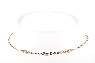 une image représentant un collier sur fond blanc, avec un fond blanc