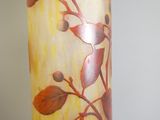 un vase orné d'un motif représentant des feuilles et des fleurs