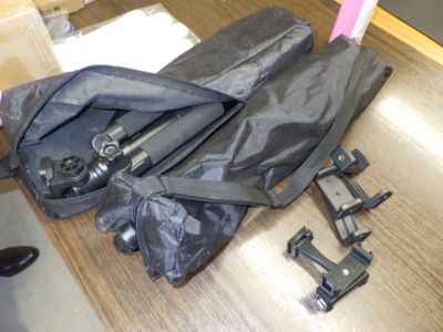 un parapluie noir posé sur une table en bois