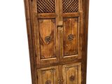 une image d'une armoire en bois avec des sculptures sur les portes