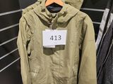 La veste est suspendue à un cintre à côté d'un pantalon