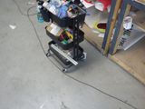 une remorque noire chargée d'outils dans un garage