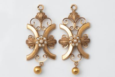 two pairs of gold tone earrings with pearls on them