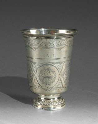 une coupe en argent posée sur une table