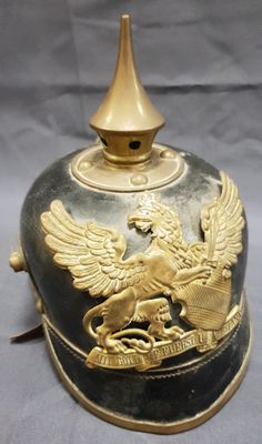 un casque noir et doré orné d'un aigle doré