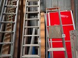 de nombreuses échelles appuyées contre un immeuble