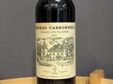 une bouteille de vin posée sur une table en bois