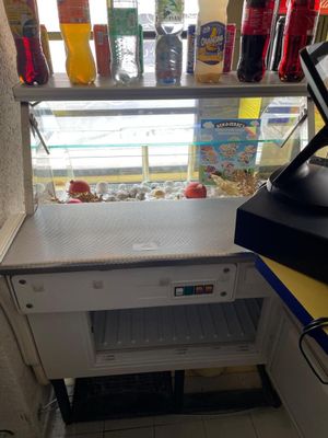 un petit réfrigérateur rempli de nourriture
