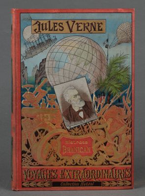 un vieux livre sur lequel figure la photo d'un homme devant un globe terrestre