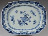 un grand plat ancien bleu et blanc orné de fleurs