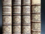 quatre vieux livres empilés les uns sur les autres sur une table
