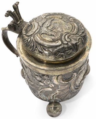 une théière ancienne en argent avec son couvercle, sur fond blanc