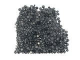 un gros plan sur un tas de perles en diamant noir sur fond blanc