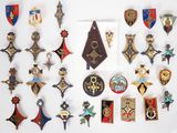 tout un tas de badges de toutes sortes accrochés au mur