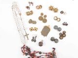 de nombreux bijoux disposés sur une surface blanche