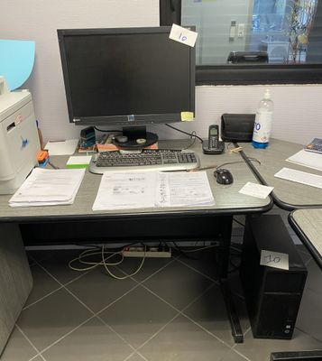 Un ordinateur PC HP, avec écran EIZO