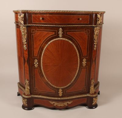 une armoire ancienne en bois ornée d'un motif circulaire sur la façade