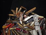 many different types of knives that are in a pile