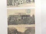 deux vieilles cartes postales représentant des personnes et des chevaux devant un bâtiment