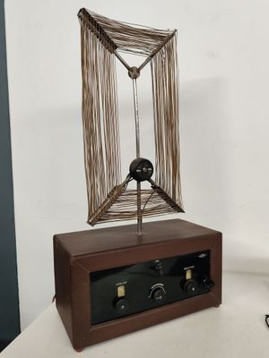 une petite horloge posée sur une table