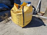 un grand sac posé par terre