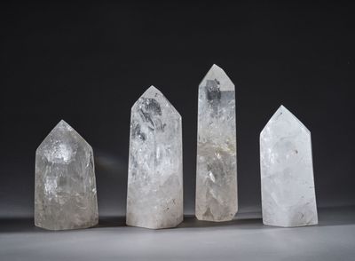 un ensemble de cinq cristaux de quartz transparent sur fond noir