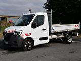 un camion blanc garé dans un parking