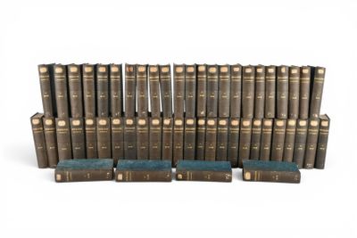Les vieux livres sont alignés en rangées sur une surface blanche.