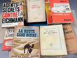 plusieurs livres sont empilés sur une table