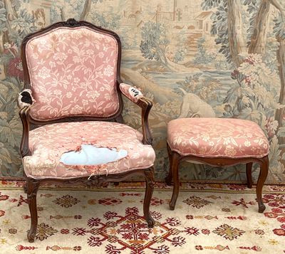 Fauteuil dossier à la Reine en bois naturel sculpté et moulu…