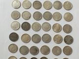 gros plan d'une pile de pièces de monnaie sur une surface blanche