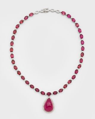 un collier rose avec un pendentif en forme de larme sur une chaîne en argent