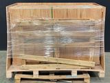 une palette remplie de palettes recouvertes d'un film plastique