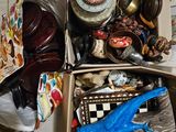 une boîte en carton remplie d'objets hétéroclites sur le sol