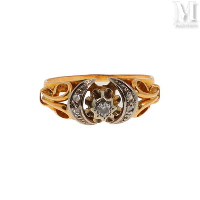 gros plan d'une bague en or et diamants sur fond blanc