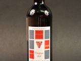 une bouteille de vin posée sur une table