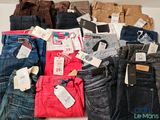 de nombreux modèles de jeans exposés sur une étagère
