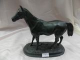 une statue de cheval posée sur un socle
