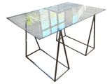 une photo d'une table en verre avec des pieds en métal
