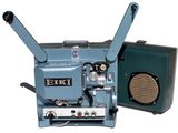 un vieux projecteur de cinéma posé à côté d'un haut-parleur