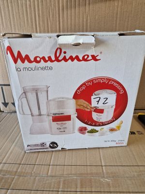 emballage d'un mixeur posé sur une boîte en carton, sur une table