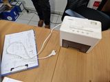 une imprimante blanche posée sur une table en bois