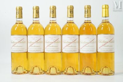 six bouteilles de vin blanc sont alignées