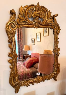 un miroir accroché au mur au-dessus d'un lit