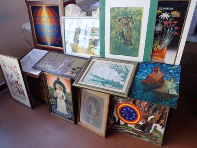 de nombreuses photos et tableaux encadrés exposés sur une table