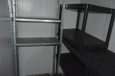 Lot d'étagères pvc noire, étagères métal, dans la chambre froide, en l - Photo 1