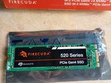 une boîte de Firecuda de 64 Go et un paquet de 32 Go